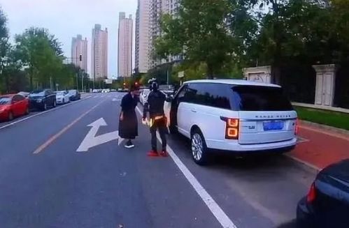 北京市一女司机开177万路虎,6次都无法停入车位,摩托车主 让我来试
